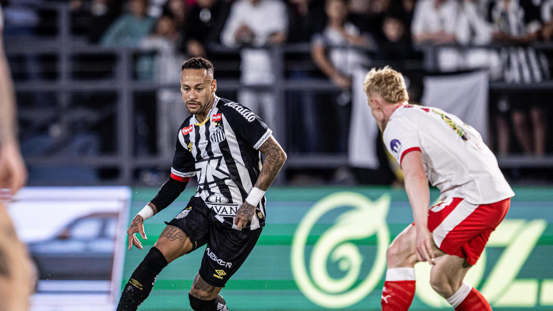 Neymar em ação durante o amistoso entre RB Leipzig e Santos