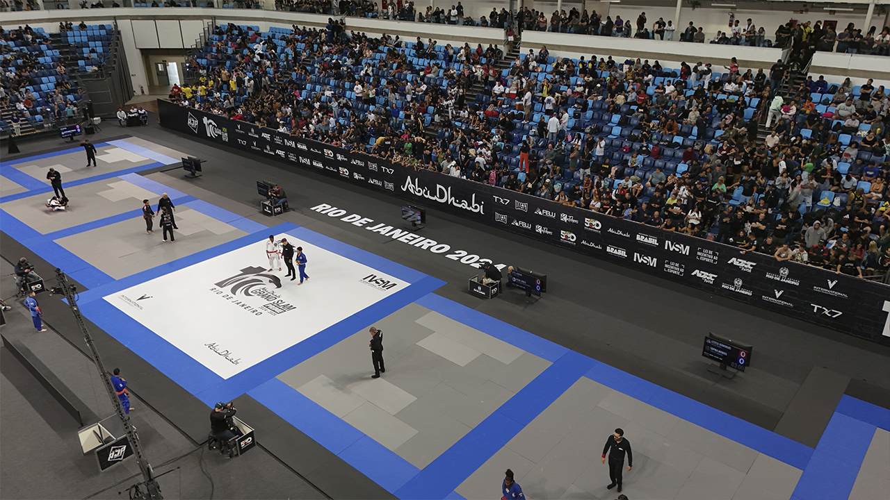 Competição de jiu-jítsu e grappling com atletas em ação