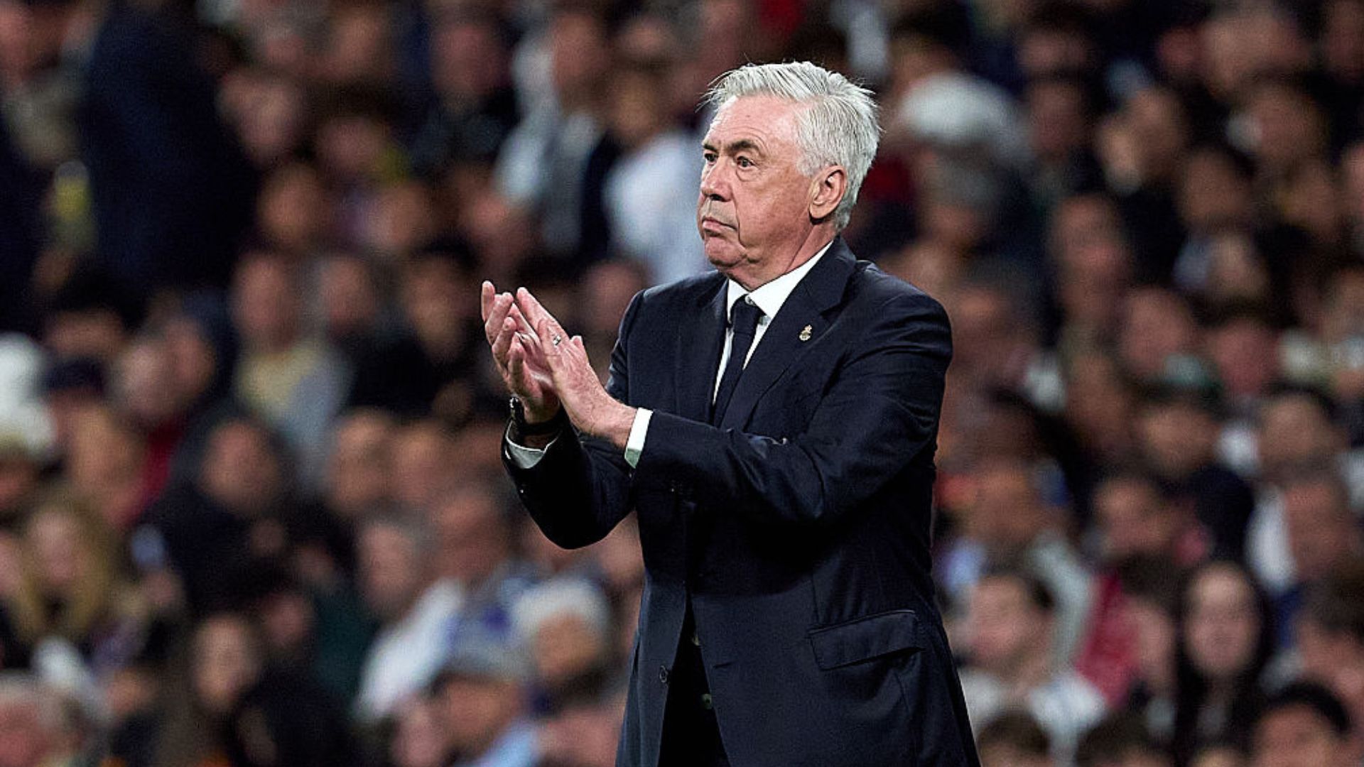 Carlo Ancelotti entre os símbolos da Seleção Brasileira e do Real Madrid