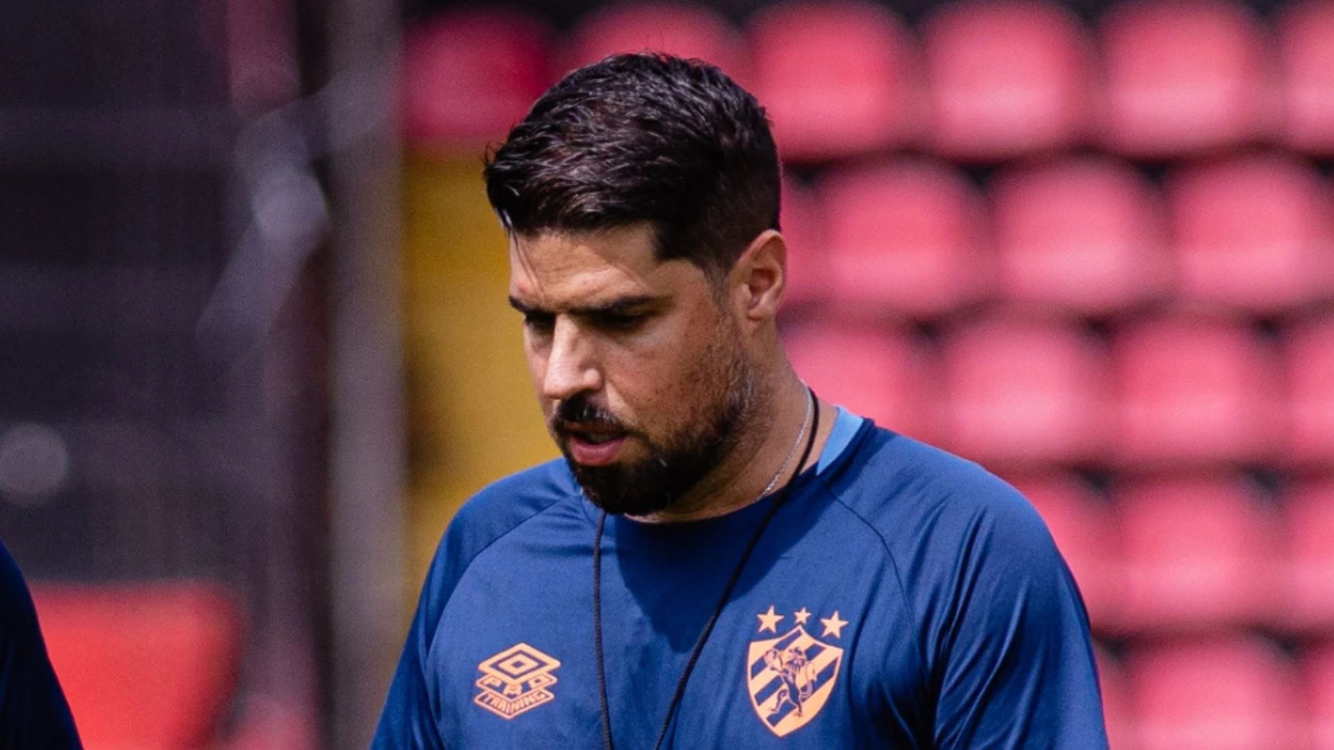 Técnico António Oliveira durante uma partida do Sport Club do Recife
