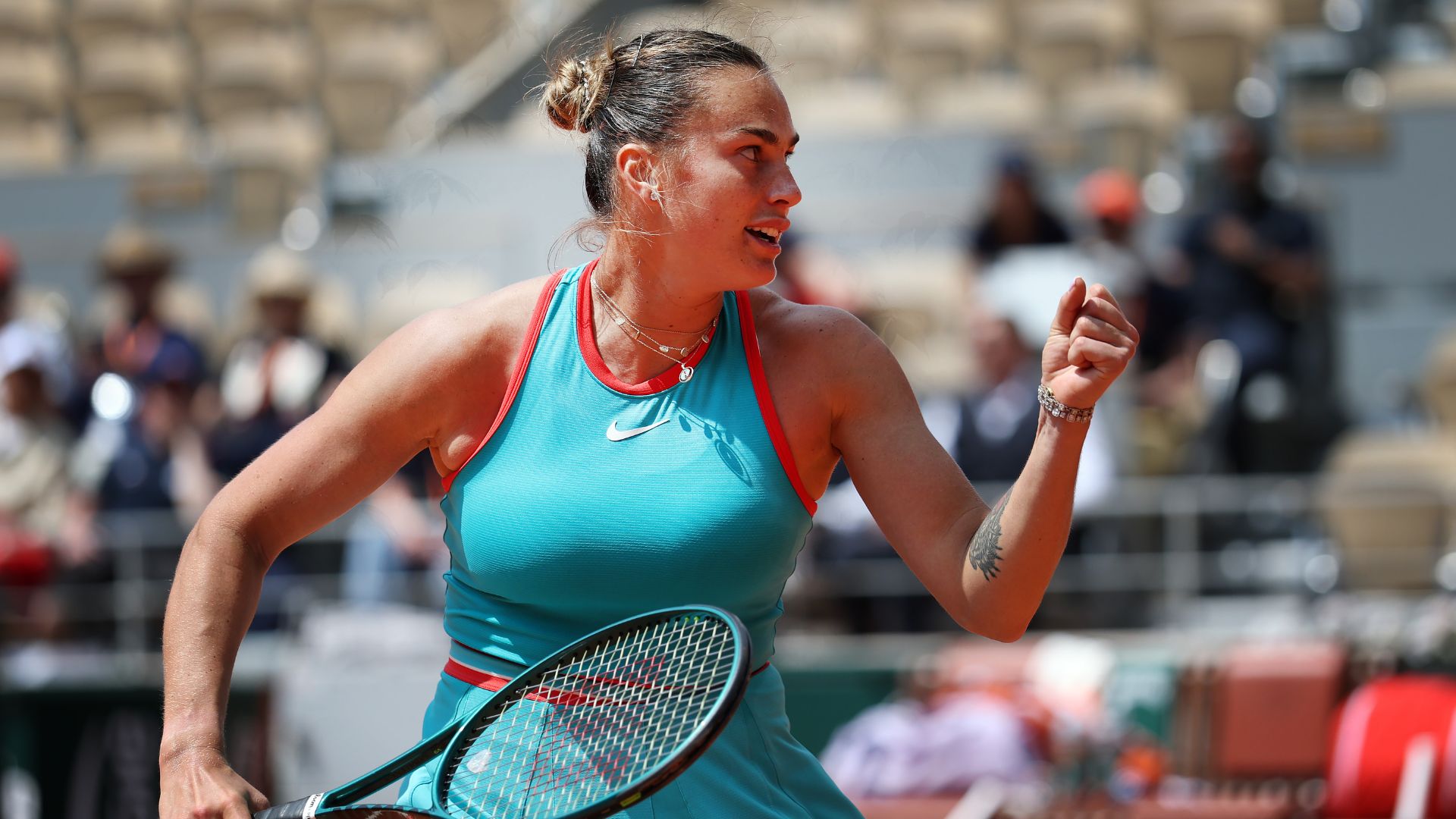 Aryna Sabalenka comemorando a vitória em Roland Garros