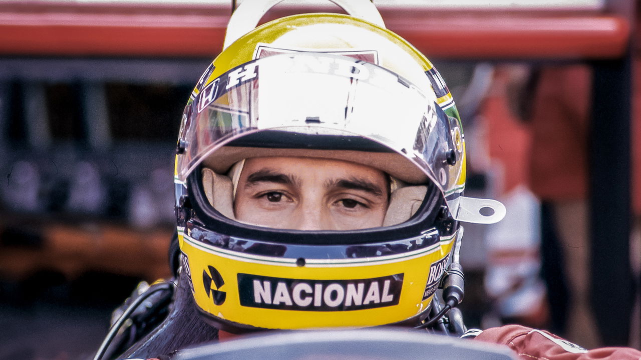 Capacete icônico de Ayrton Senna leiloado por valor recorde