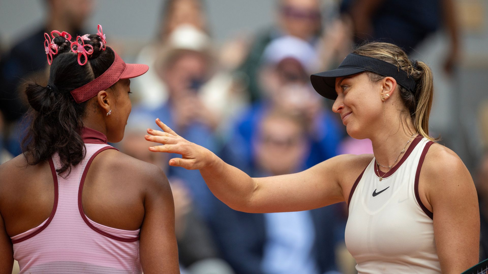Paula Badosa e Naomi Osaka durante partida em Roland Garros