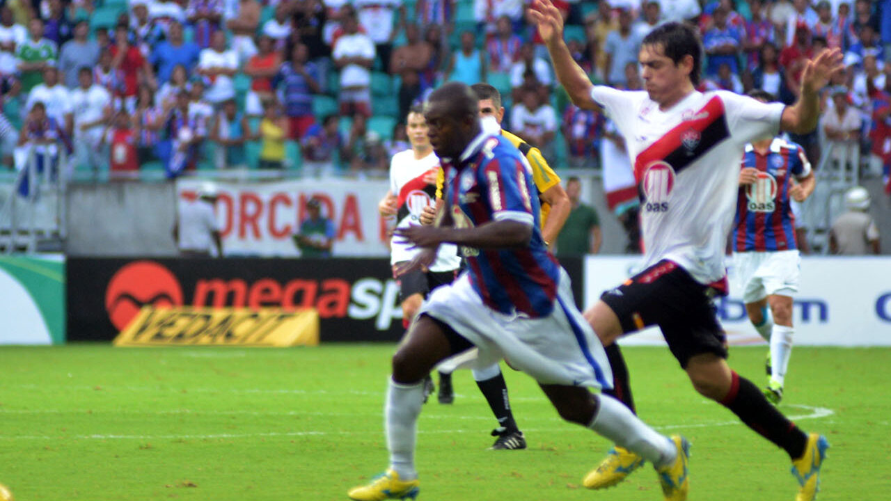 Torcedores do Bahia e do Vitória celebrando em um clássico emocionante