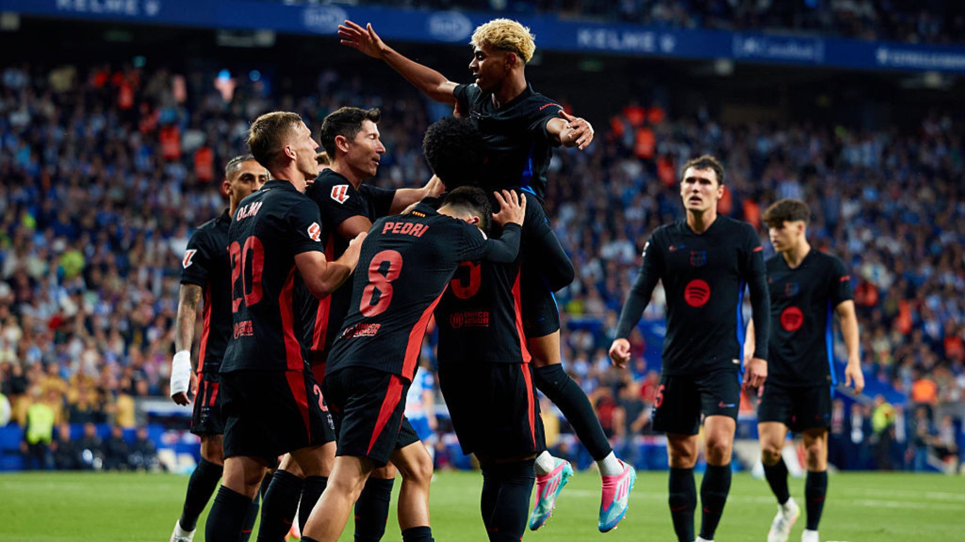 Jogadores do Barcelona comemorando o título da LALIGA