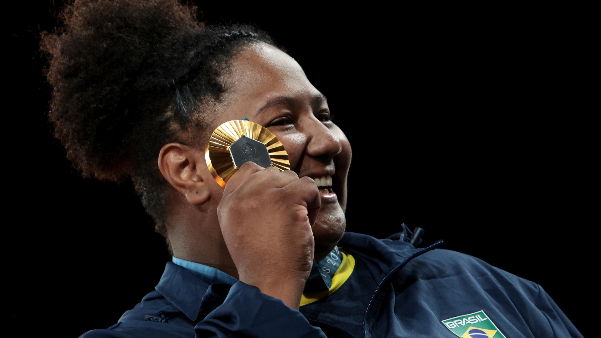 Bia Souza, judoca medalhista de ouro em Paris, comemora sua vitória no judô