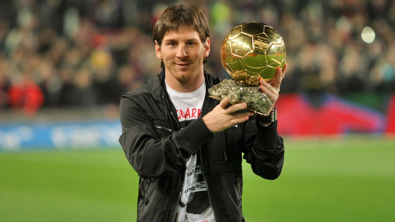 Cerimônia da Bola de Ouro com Lionel Messi recebendo o troféu em meio à multidão de fãs