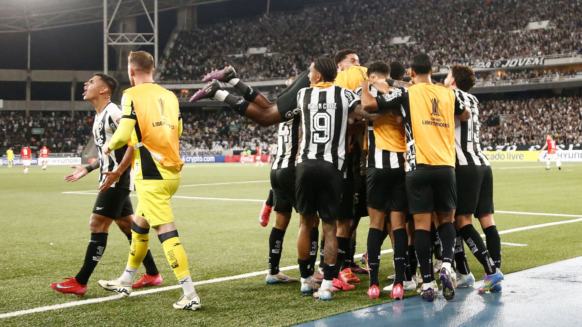 Botafogo comemora vitória emocionante sobre o Estudiantes na Libertadores 2025