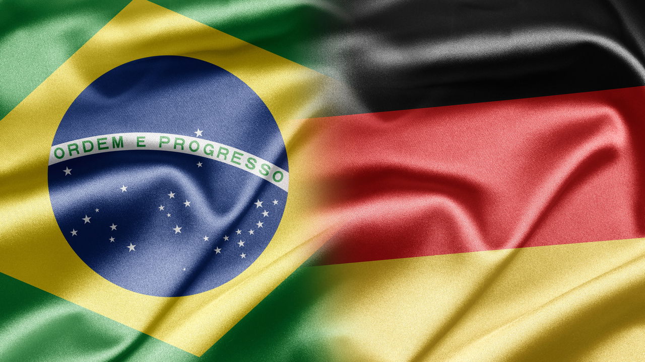 Ronaldo Fenômeno erguendo a taça da Copa do Mundo contra a Alemanha