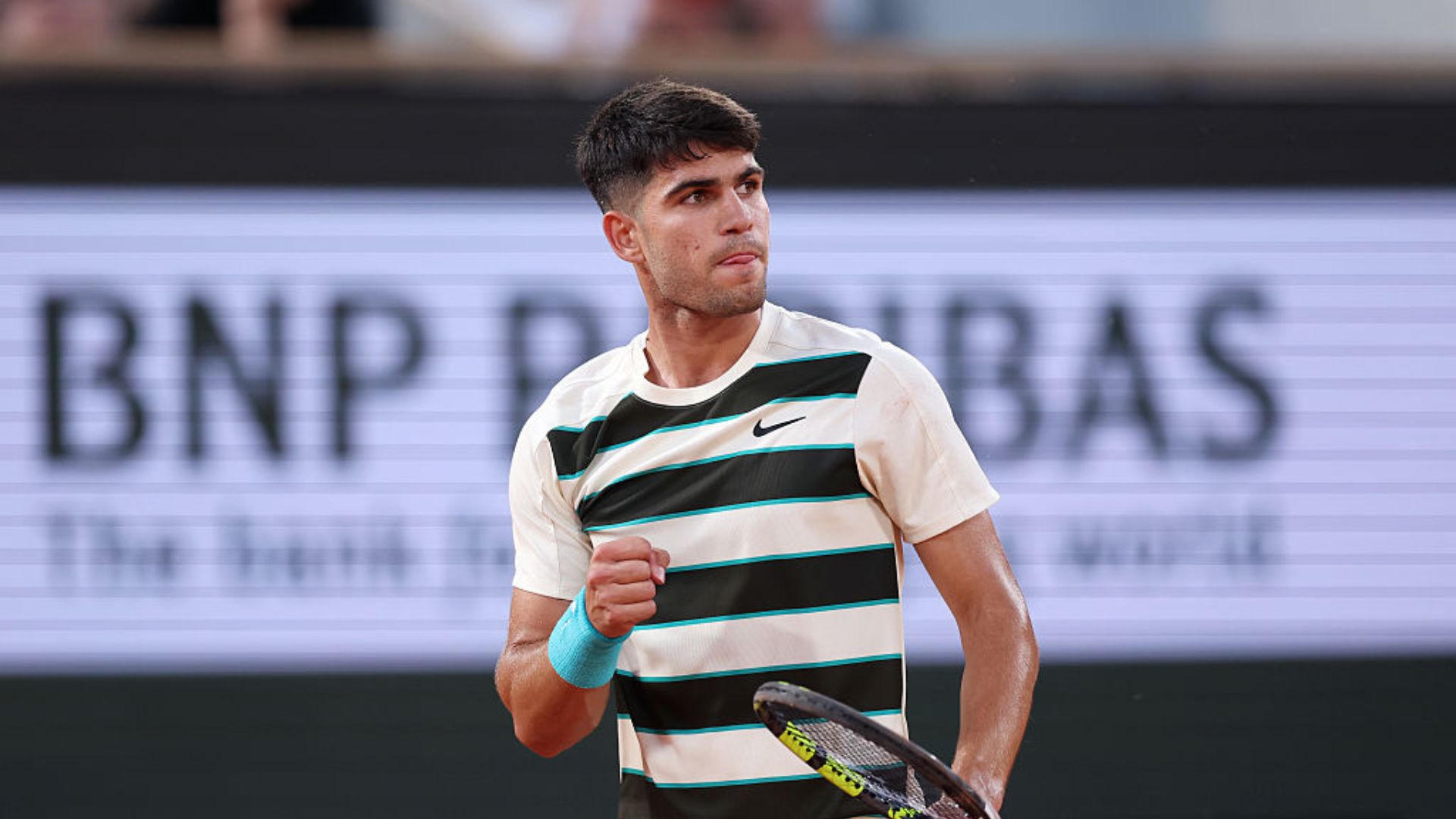 Carlos Alcaraz comemorando vitória em Roland Garros 2025