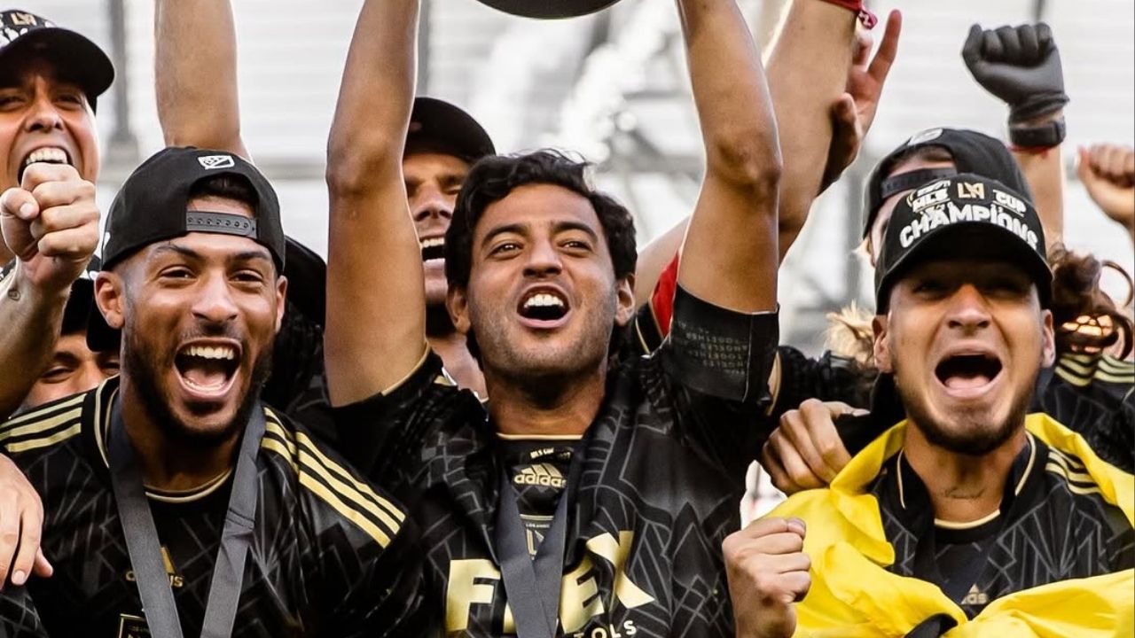 Carlos Vela, renomado jogador de futebol mexicano, encerra sua carreira com honra e sucesso.