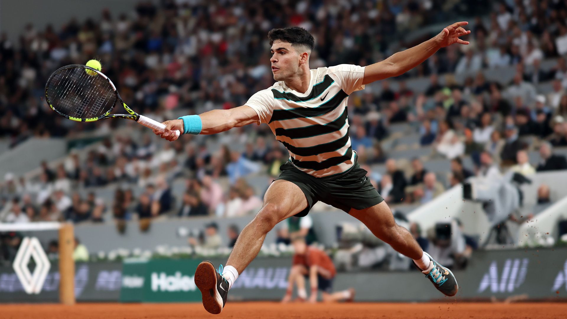 Carlos Alcaraz comemorando a vitória em Roland Garros