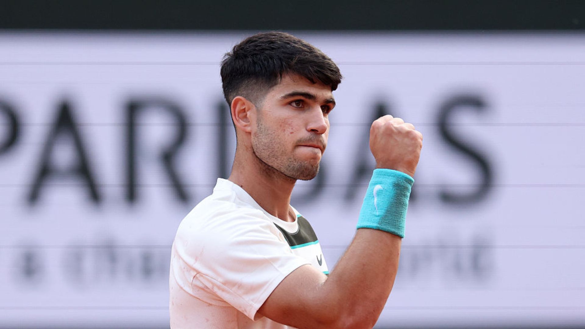 Carlos Alcaraz celebrando a vitória em Roland Garros