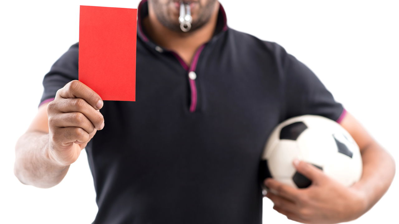 Jogador de futebol recebendo cartão vermelho