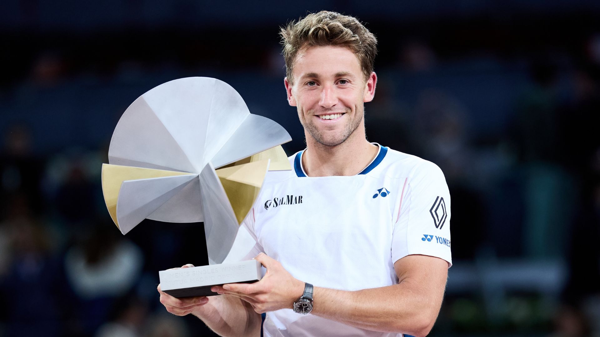 Casper Ruud erguendo o troféu do Madrid Open