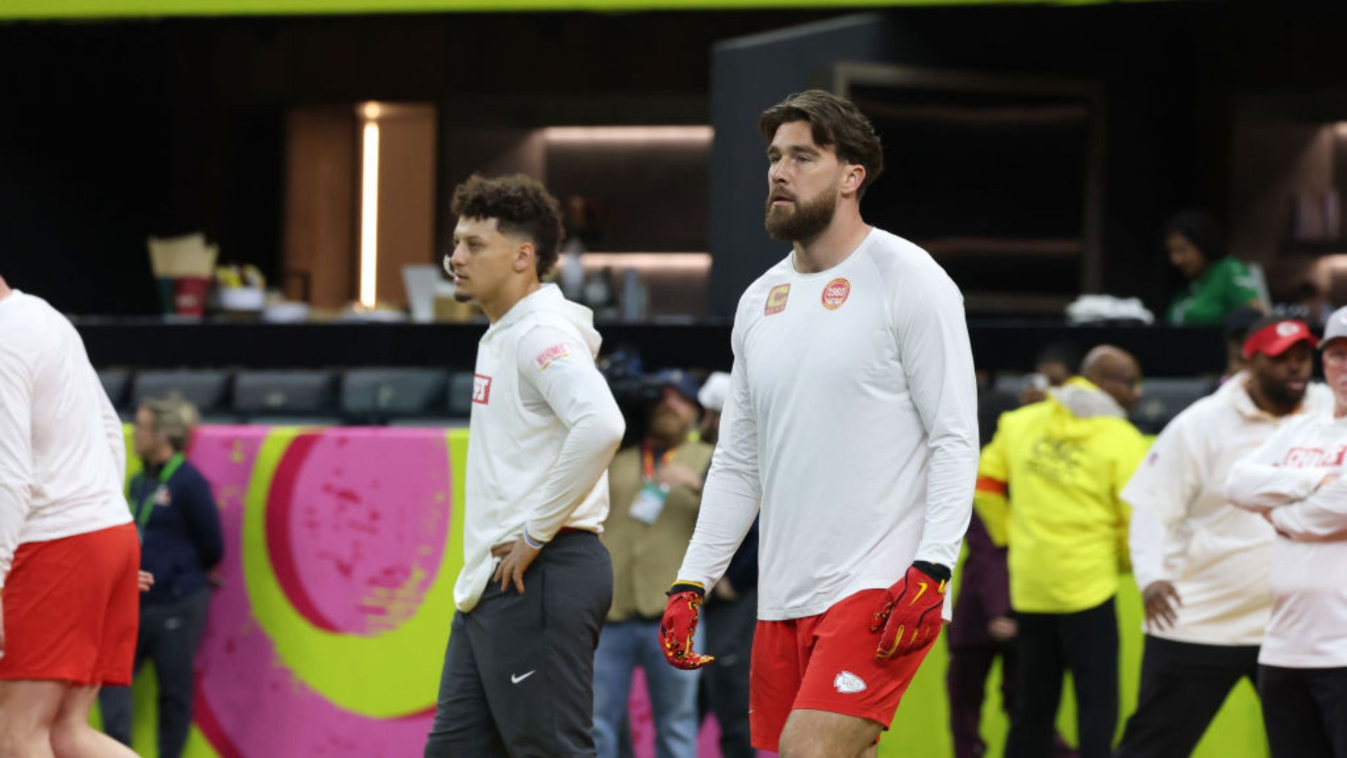 Travis Kelce, astro do Kansas City Chiefs, durante entrevista sobre o jogo no Brasil em 2025