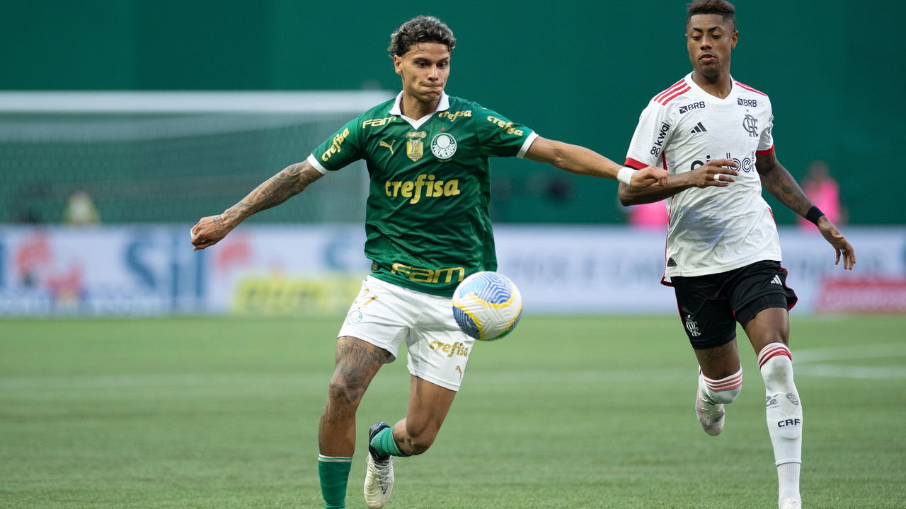 Disputa acirrada em um clássico interestadual de futebol no Brasil