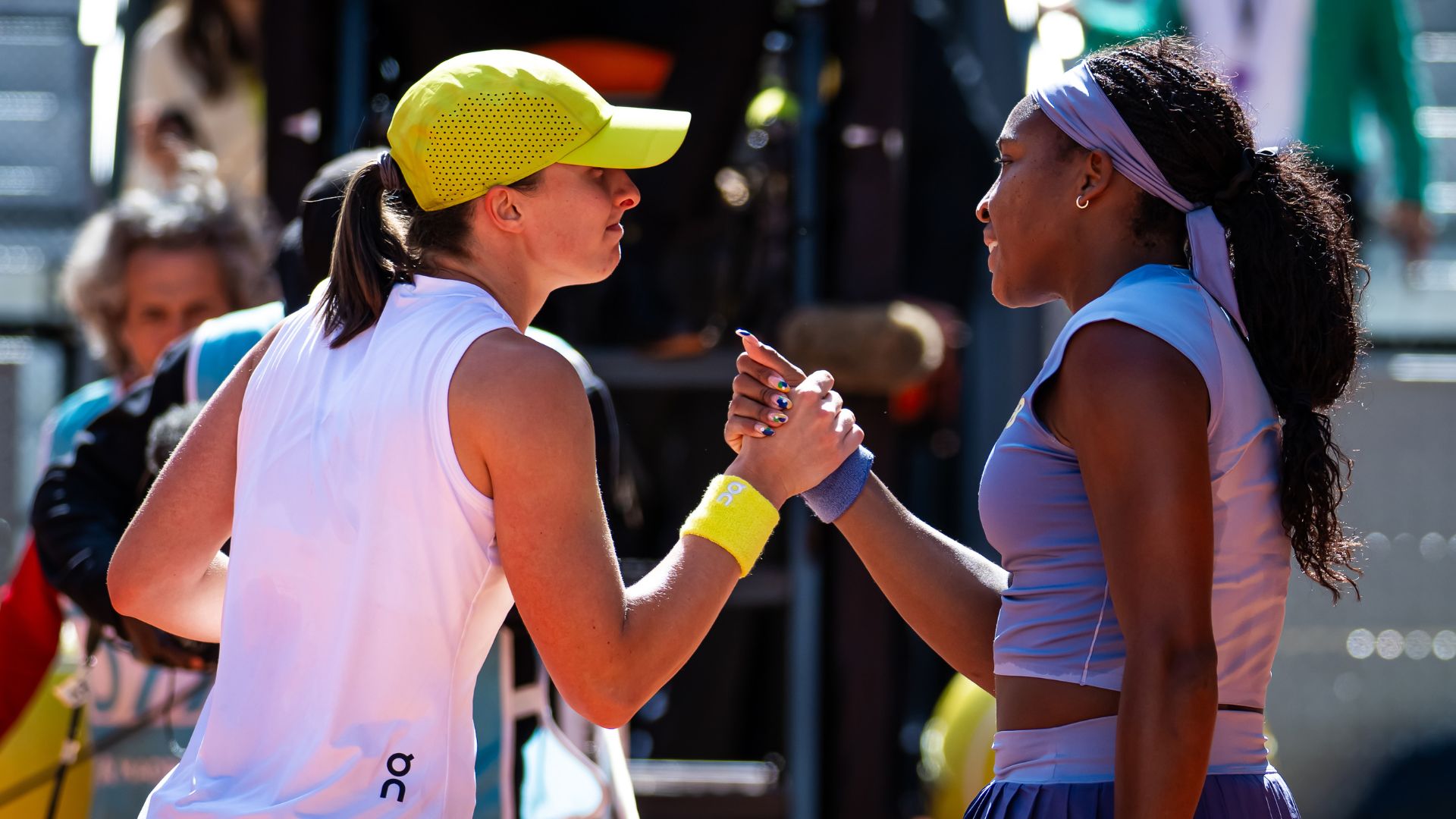 Coco Gauff comemorando vitória sobre Iga Swiatek no Madrid Open