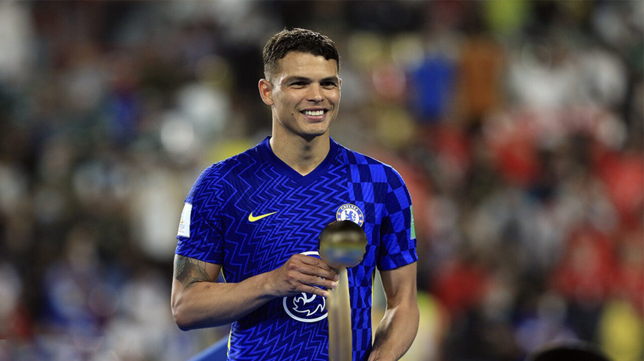 Jogadores celebrando após uma contratação sem custos no futebol