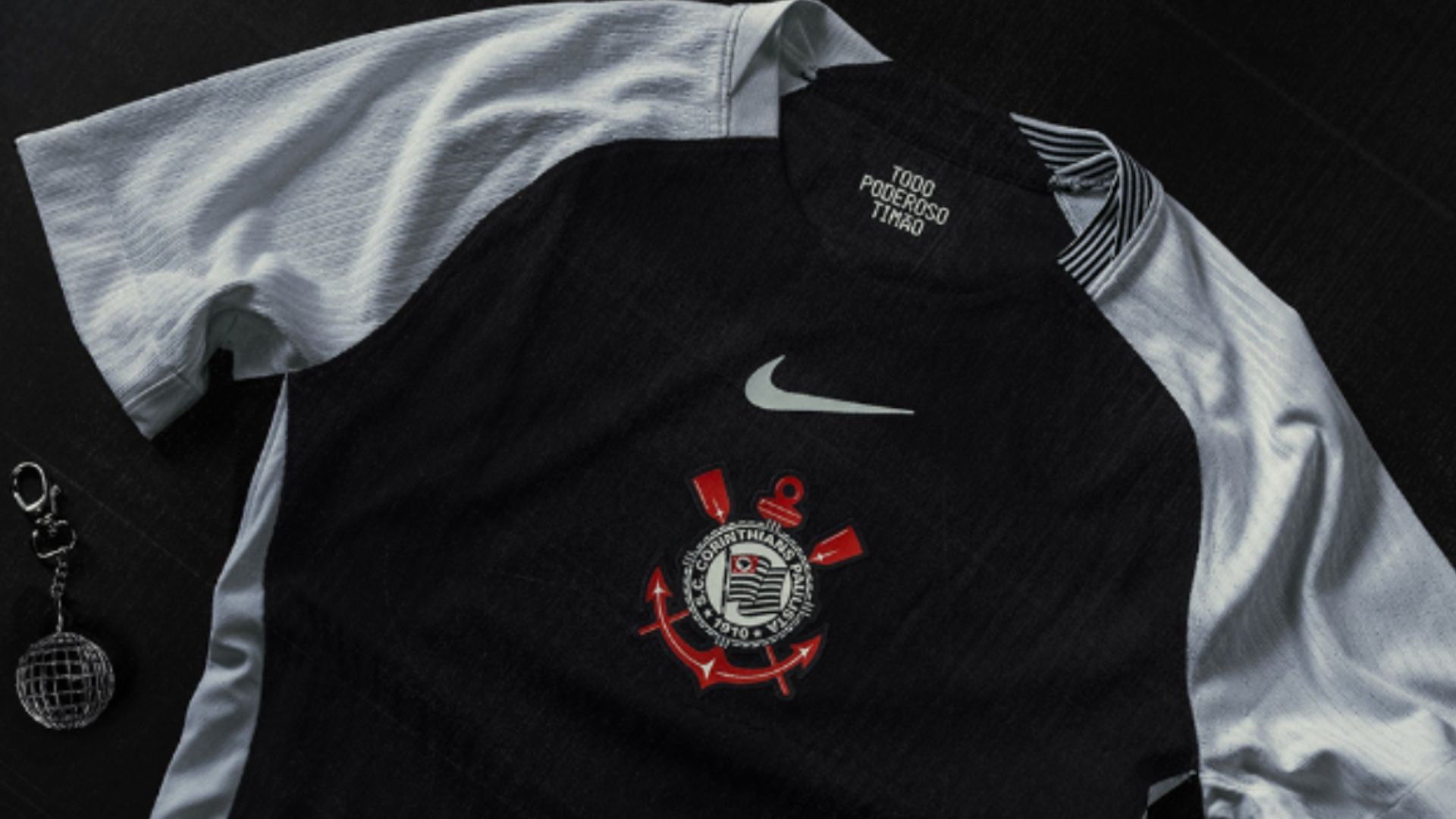 Logo Adidas em destaque