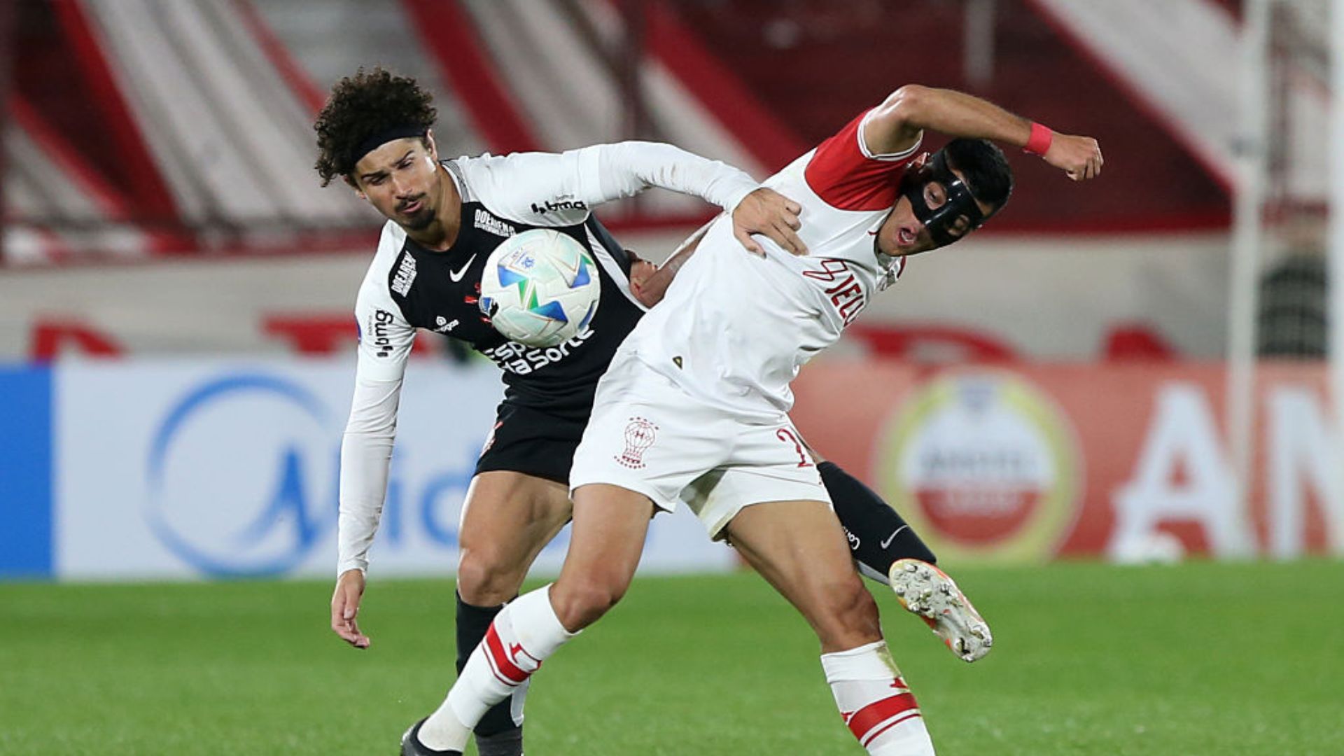 Jogadores em ação durante a partida entre Corinthians e Huracán na Copa Sul-Americana