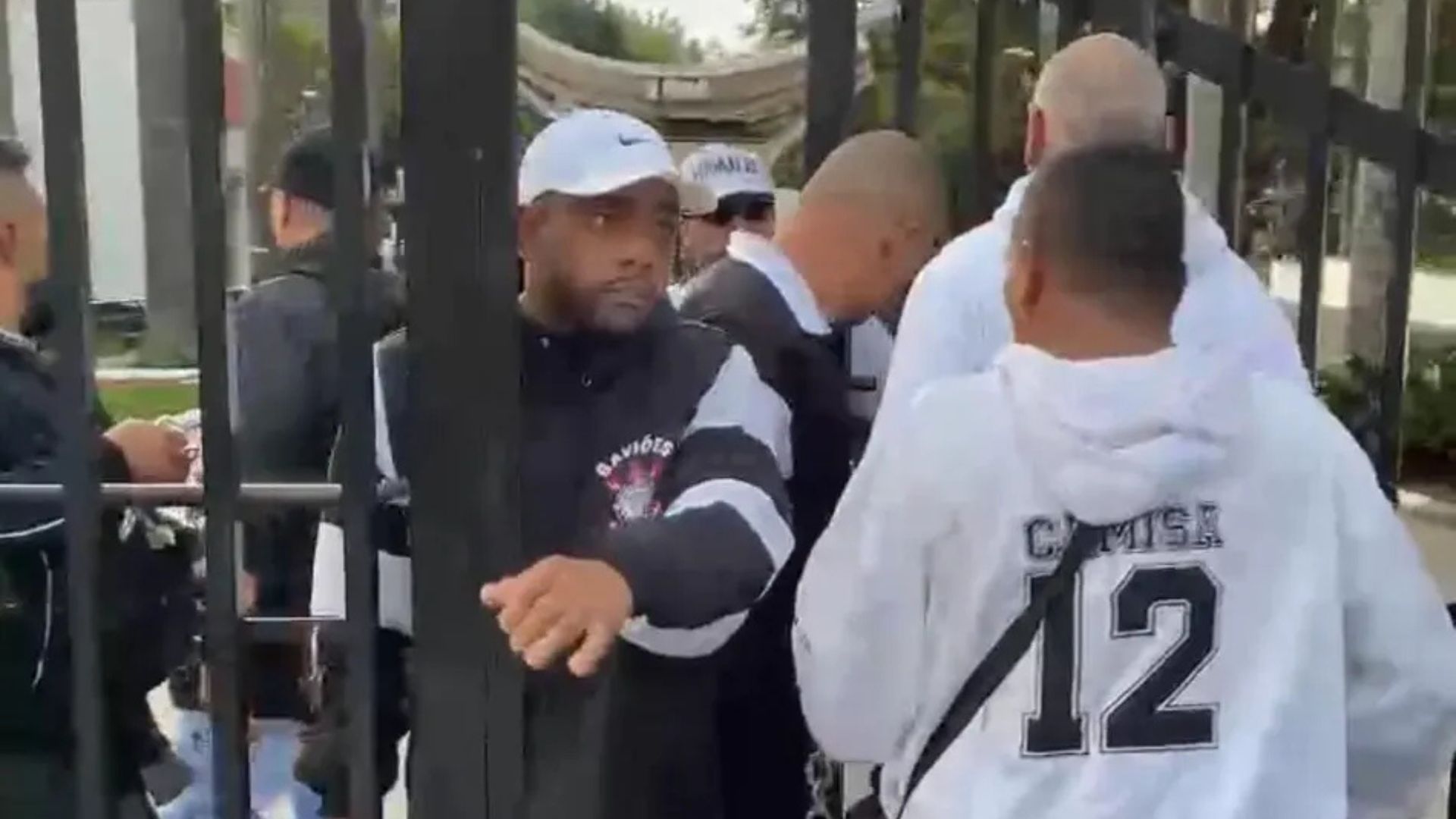 Protesto das torcidas organizadas do Corinthians na sede do clube
