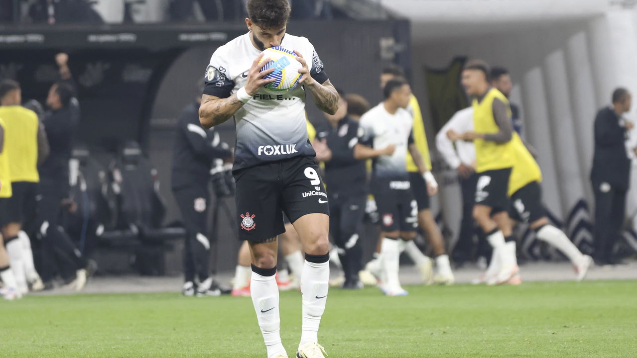 news.img_alt Jogadores do Corinthians comemorando gol