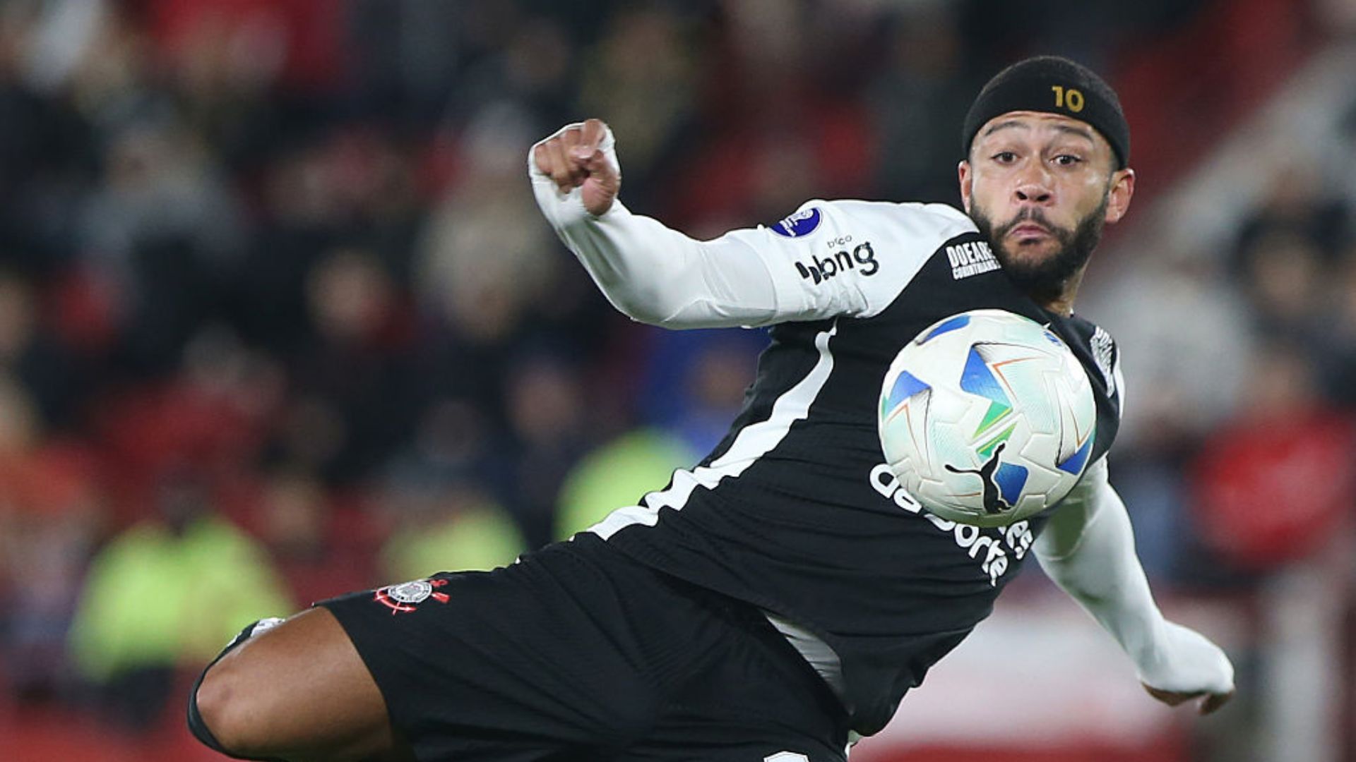 Corinthians e Vitória em ação durante a partida