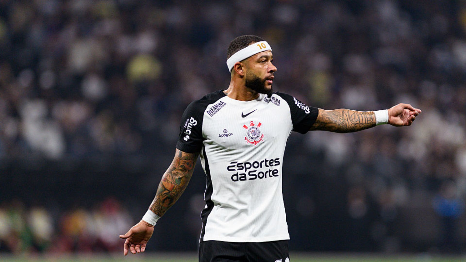 Logo do Corinthians e do América de Cali em campo
