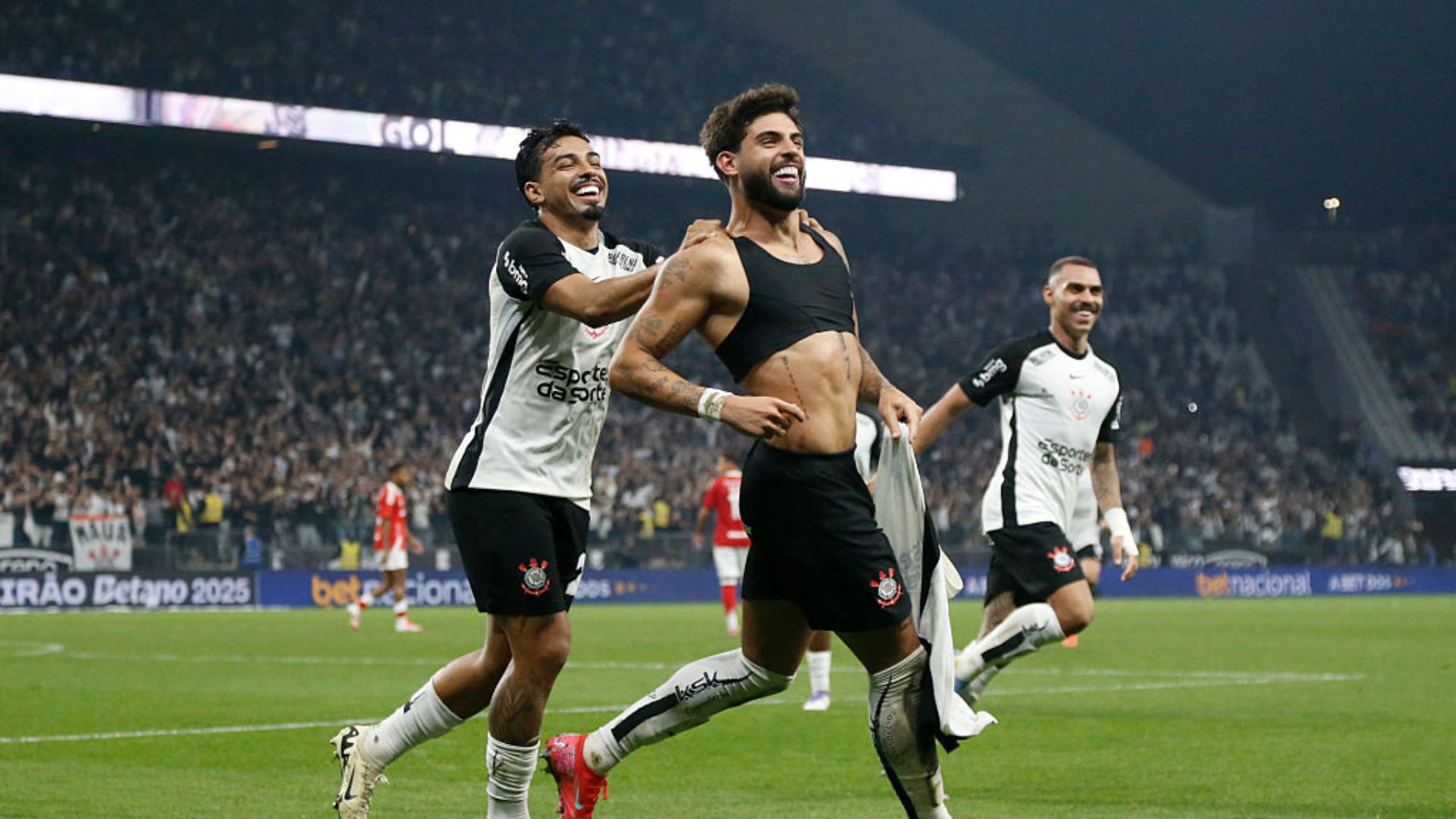 Yuri Alberto comemorando um de seus três gols na partida épica entre Corinthians e Internacional