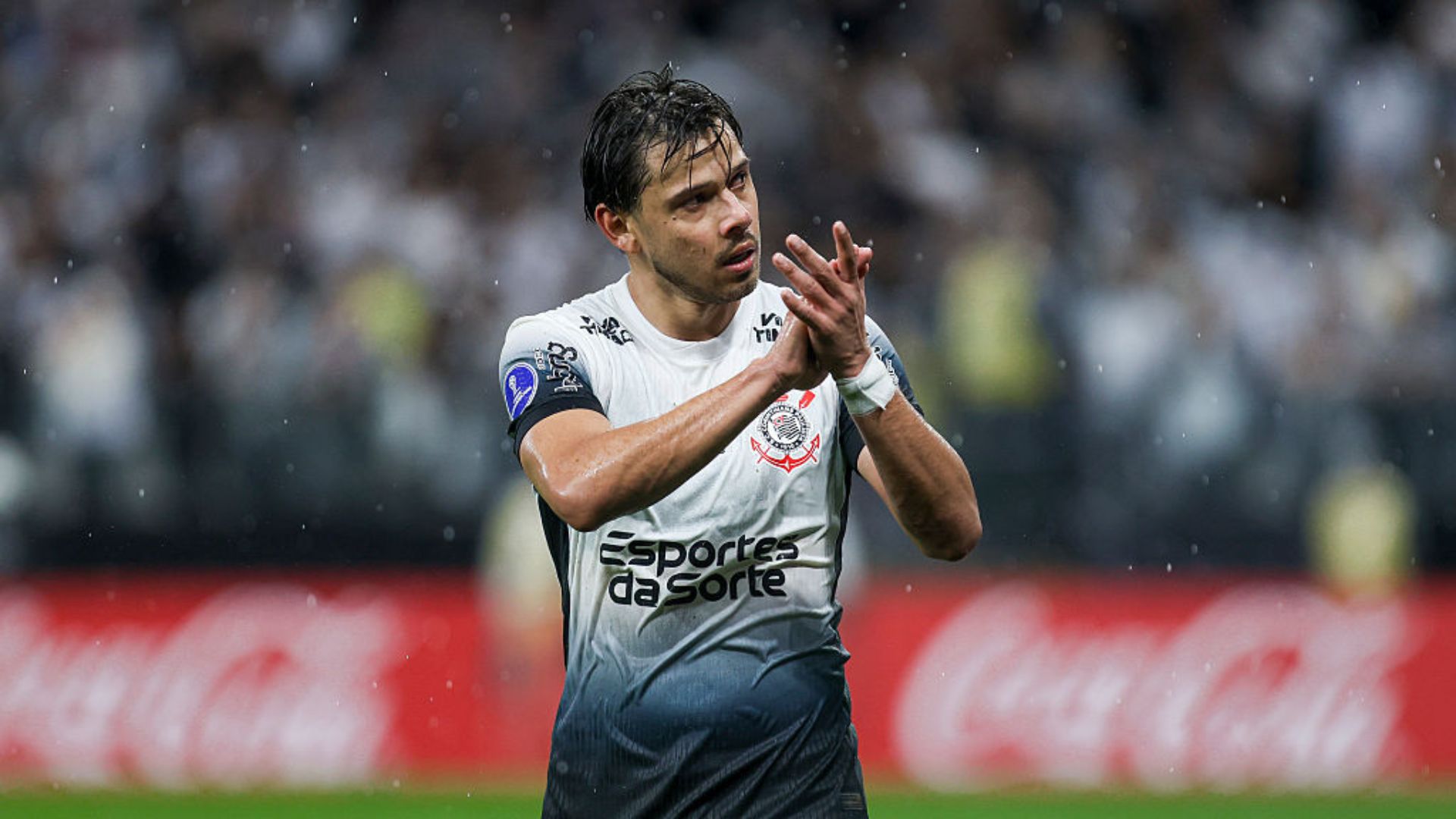 Jogadores em ação durante partida de futebol entre Corinthians e Novorizontino