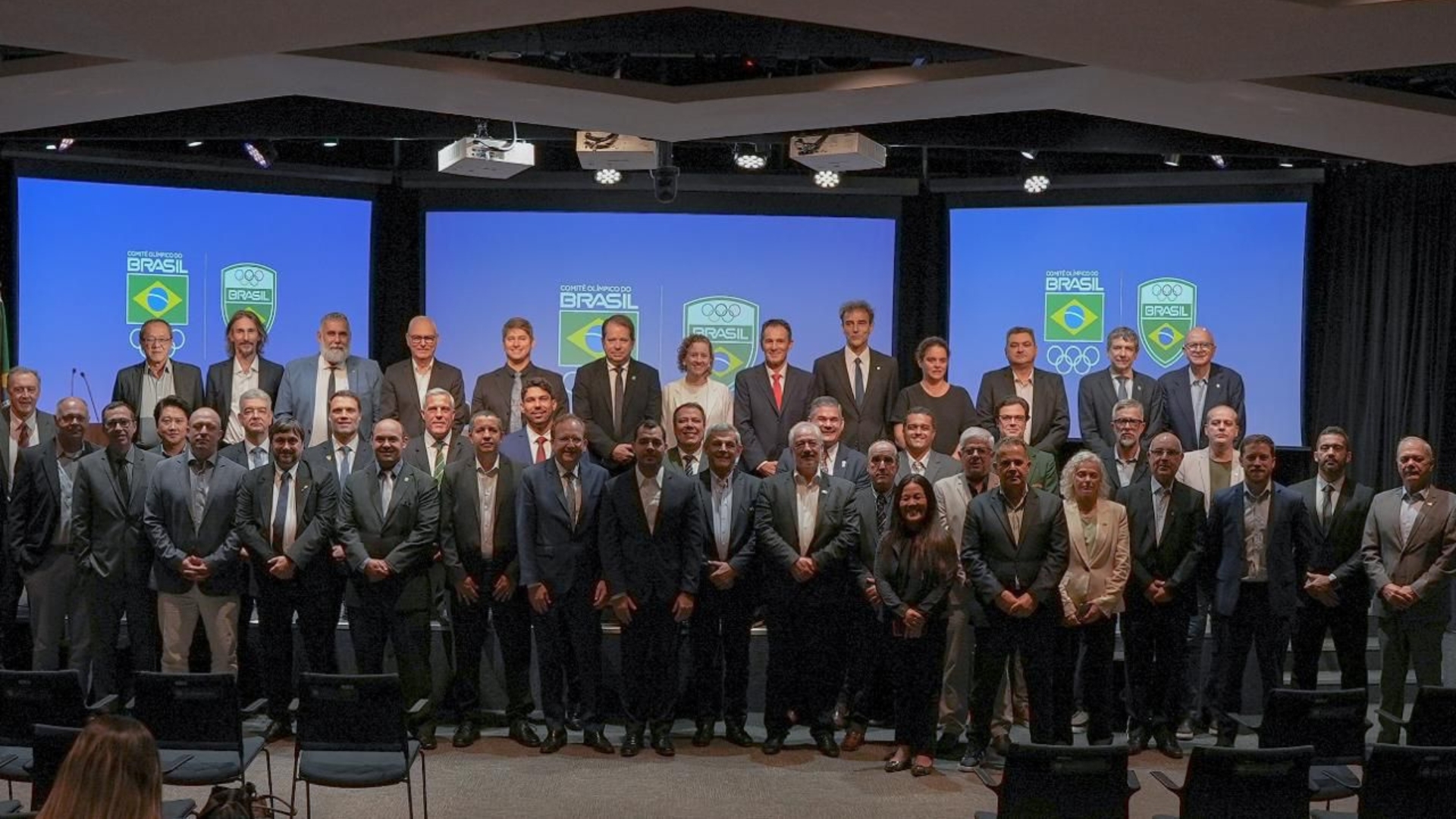 Equipe de Cricket Brasil com atletas comemorando uma vitória