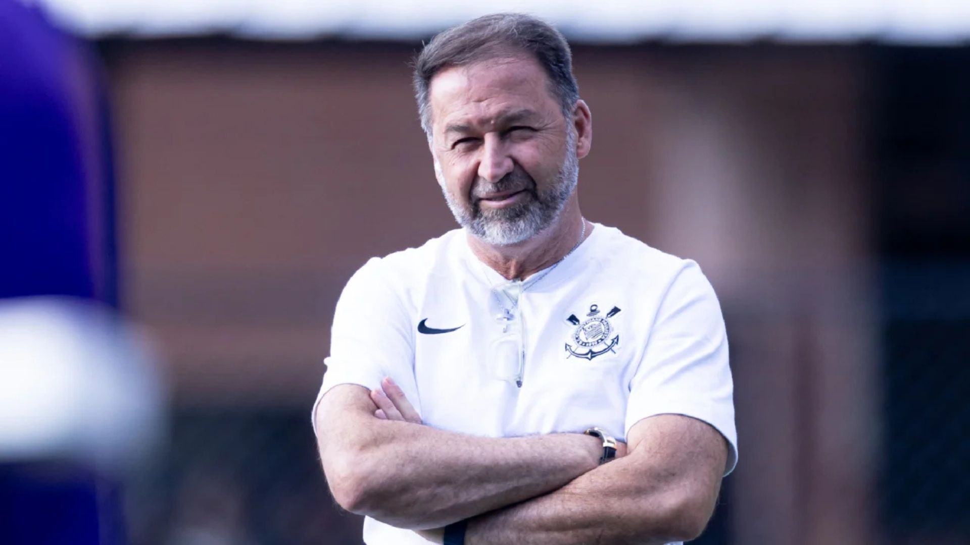 Augusto Melo, presidente do Corinthians, no centro de uma crise política no clube devido à reprovação das contas de 2024.