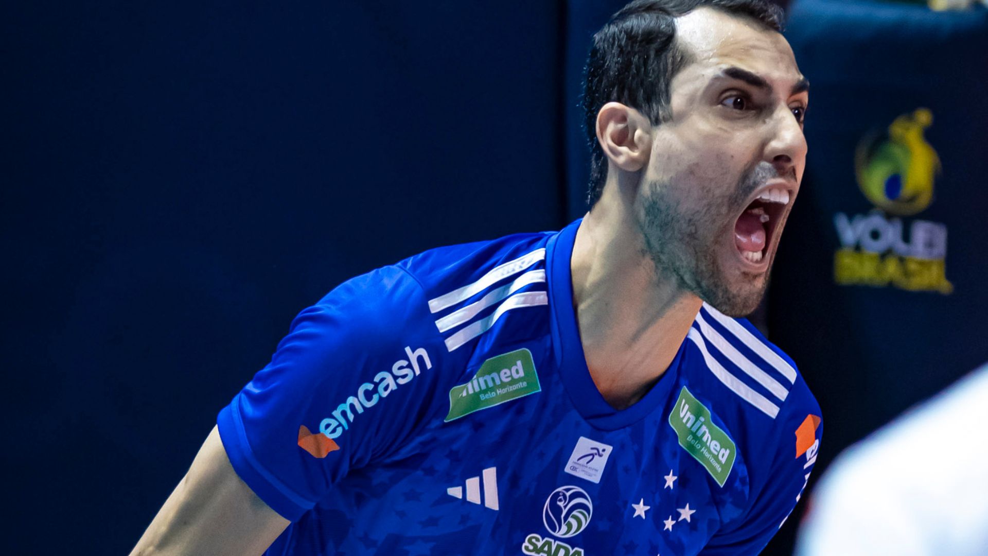 Time de vôlei comemorando a vitória na Superliga 2024/2024
