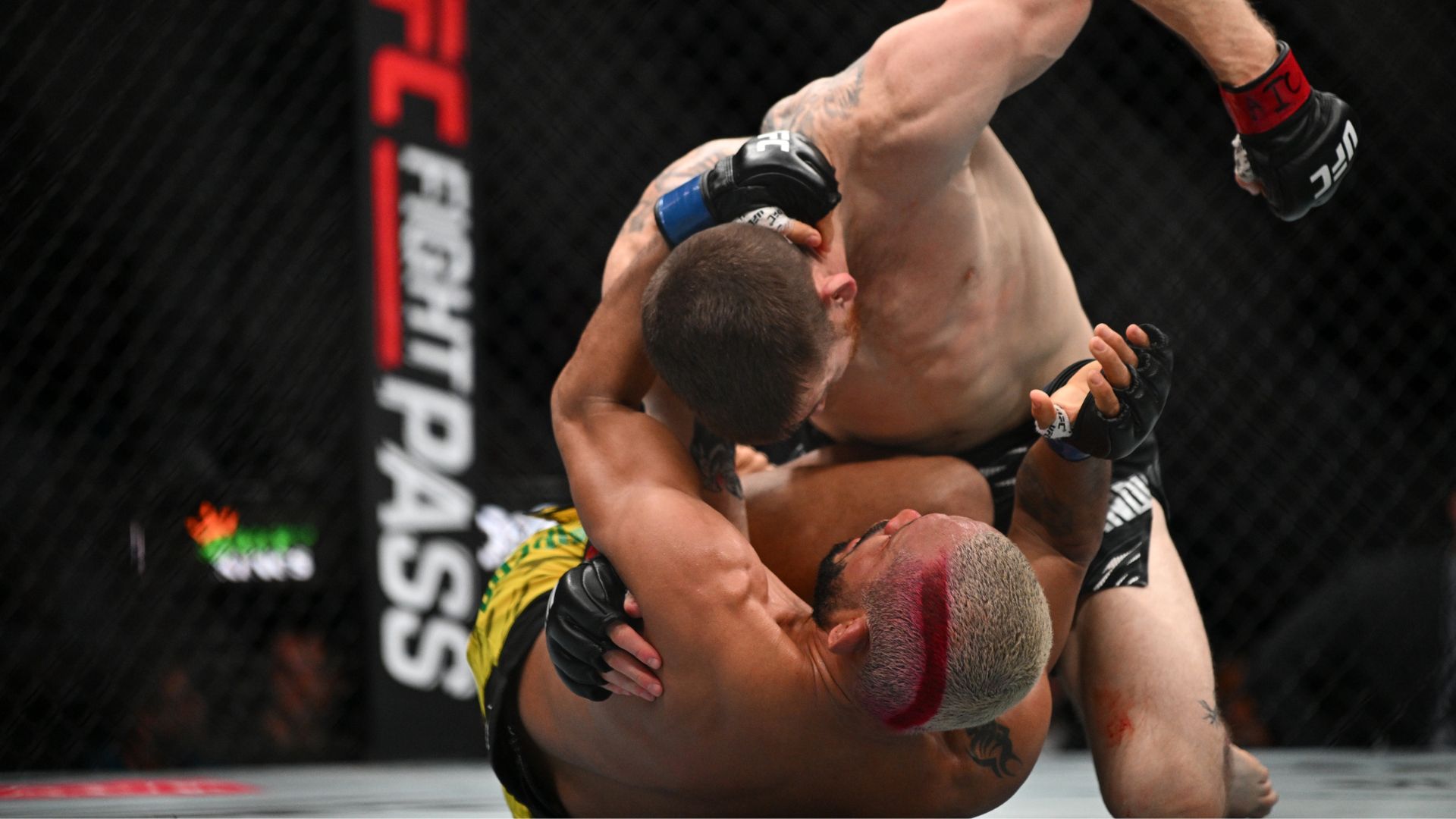 Deiveson Figueiredo e Cory Sandhagen lutando no octógono do UFC