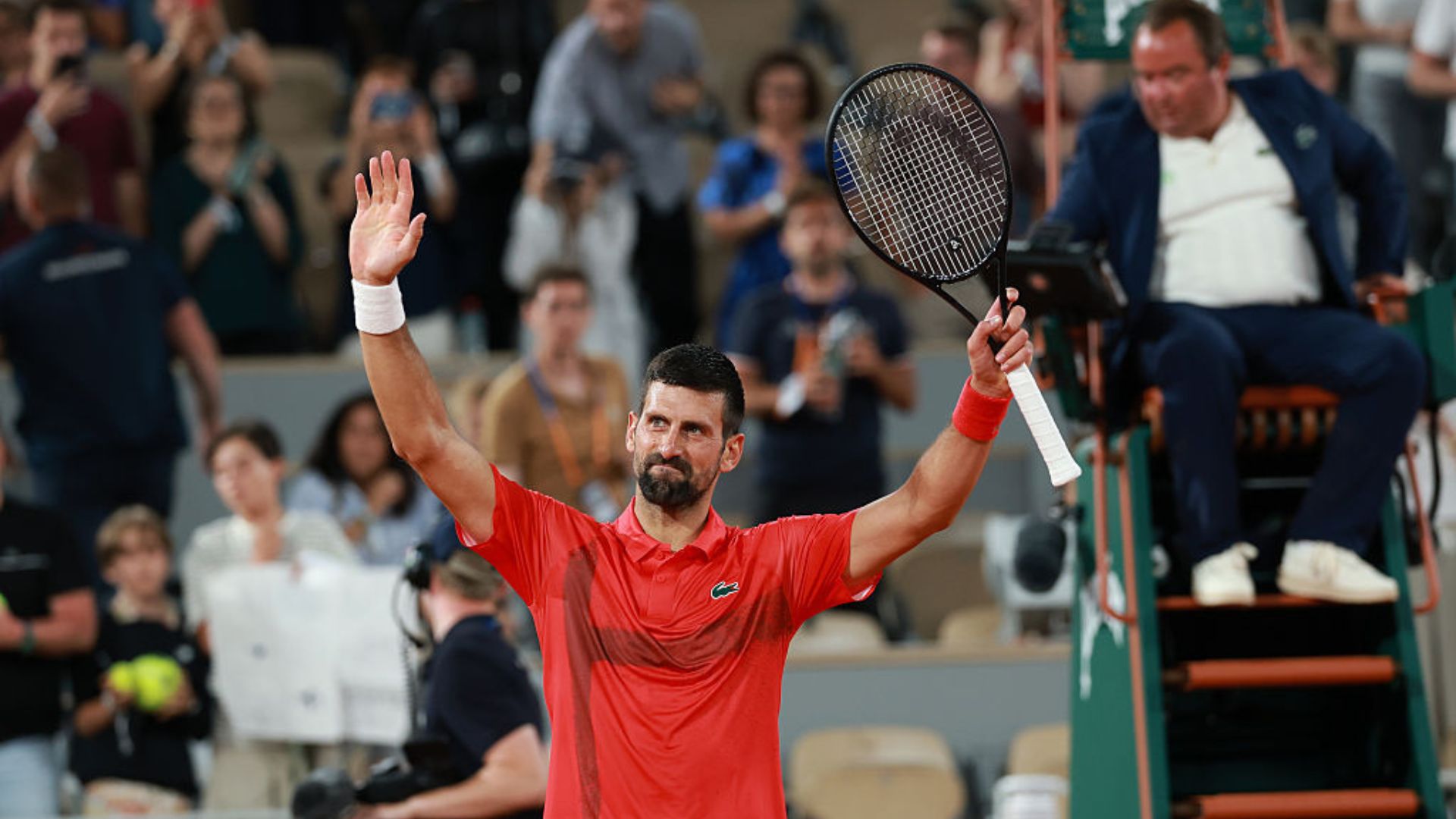 Novak Djokovic comemorando sua vitória em Roland Garros 2025