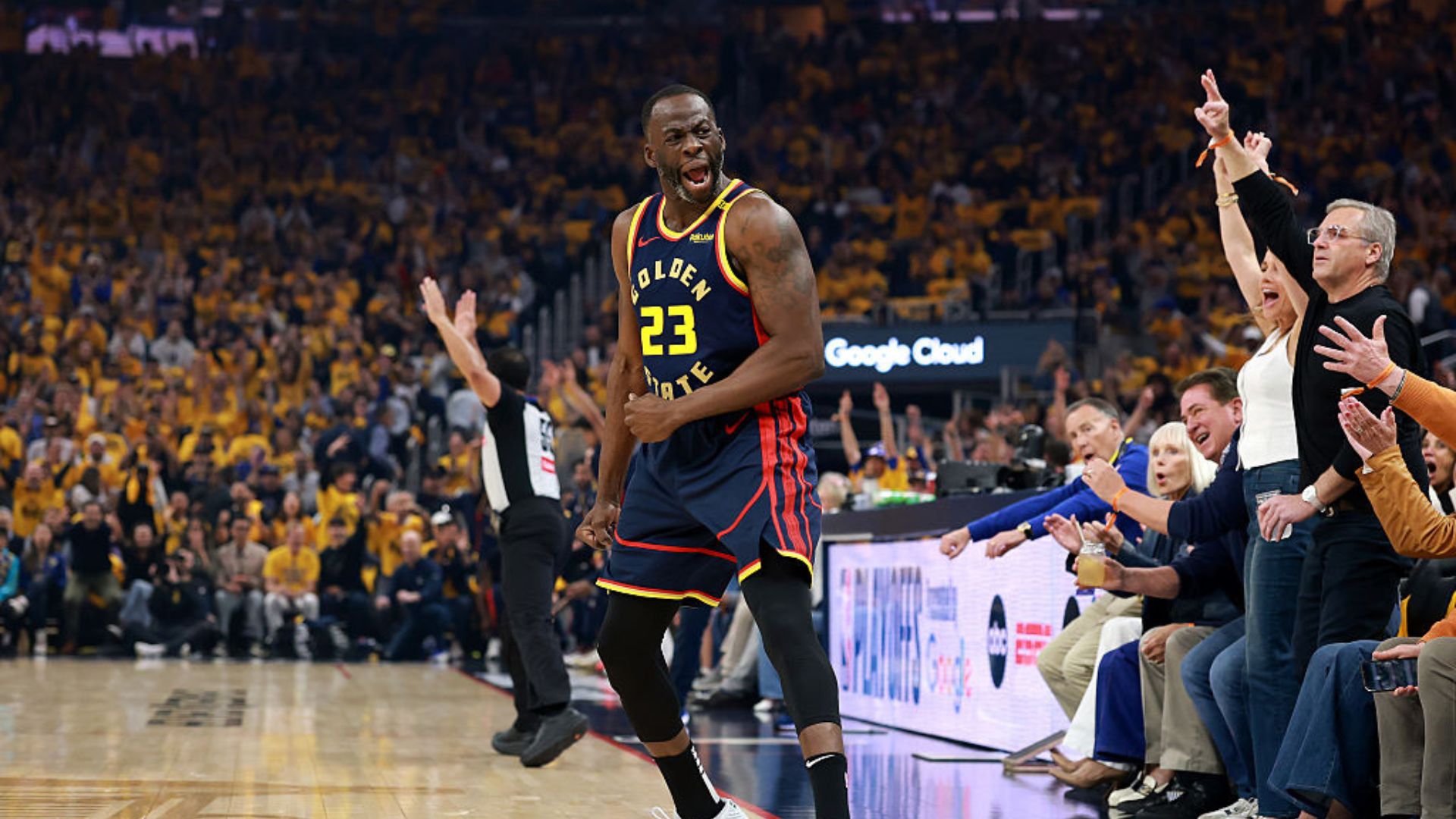 Draymond Green celebrando sua marca histórica nos playoffs da NBA 2025