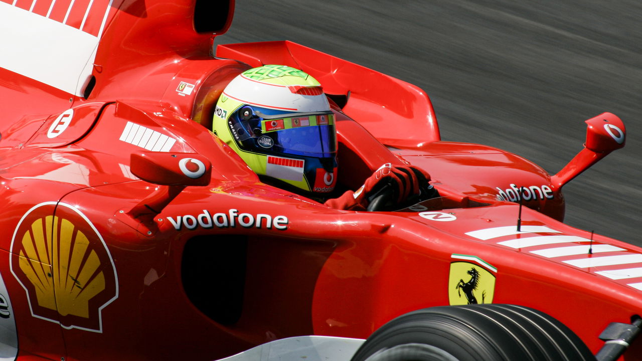 Felipe Massa nos pits durante uma corrida de Fórmula 1