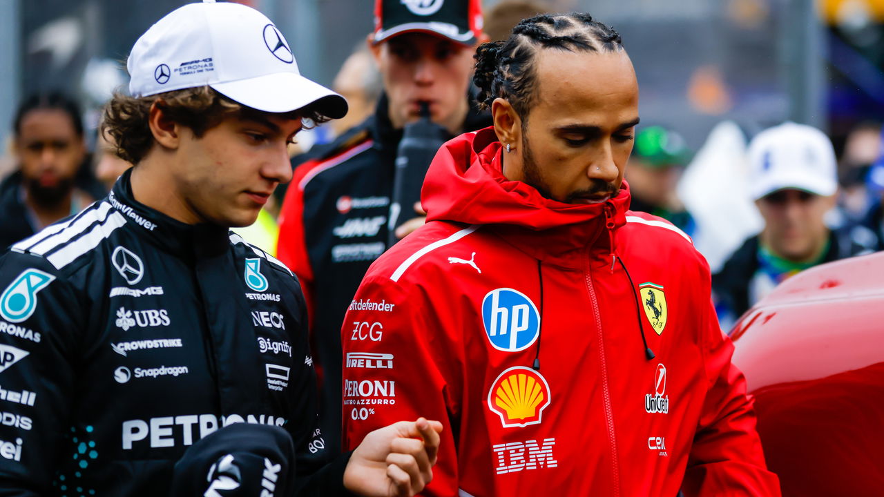 Lewis Hamilton e Riccardo Adami discutem durante o Grande Prêmio de Mônaco de Fórmula 1 de 2025