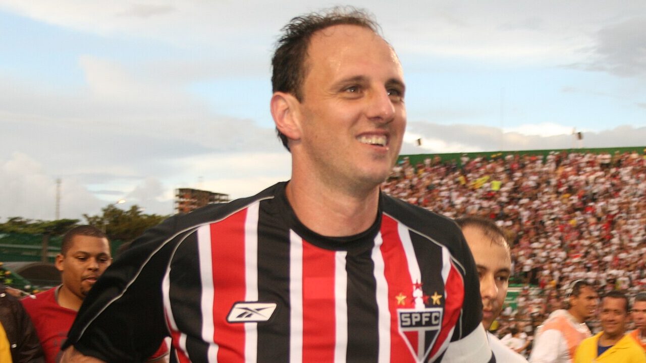 Jogador de futebol com a camisa do seu time, representando a fidelidade no esporte.
