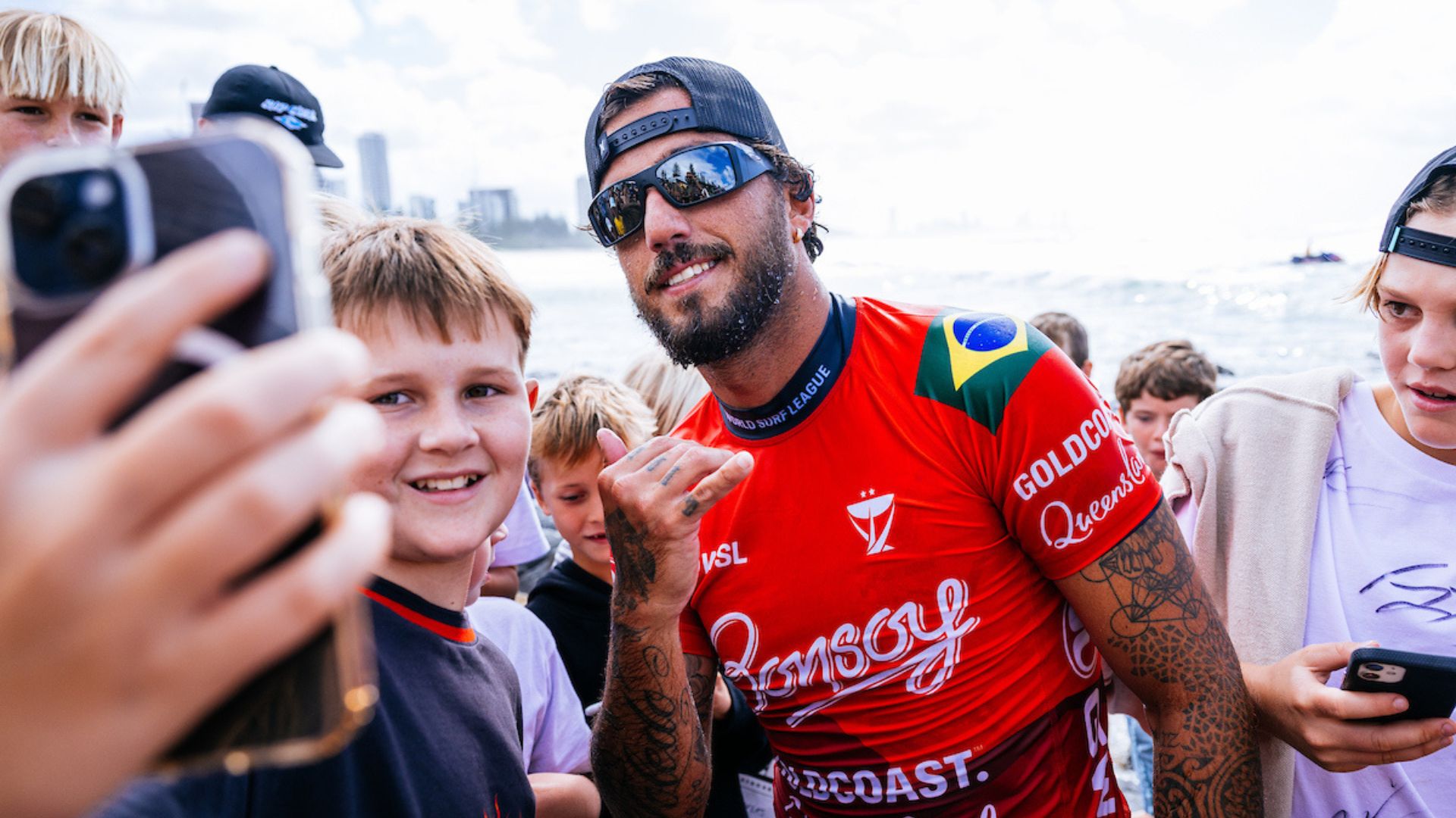 Filipe Toledo comemora vitória na etapa da Gold Coast