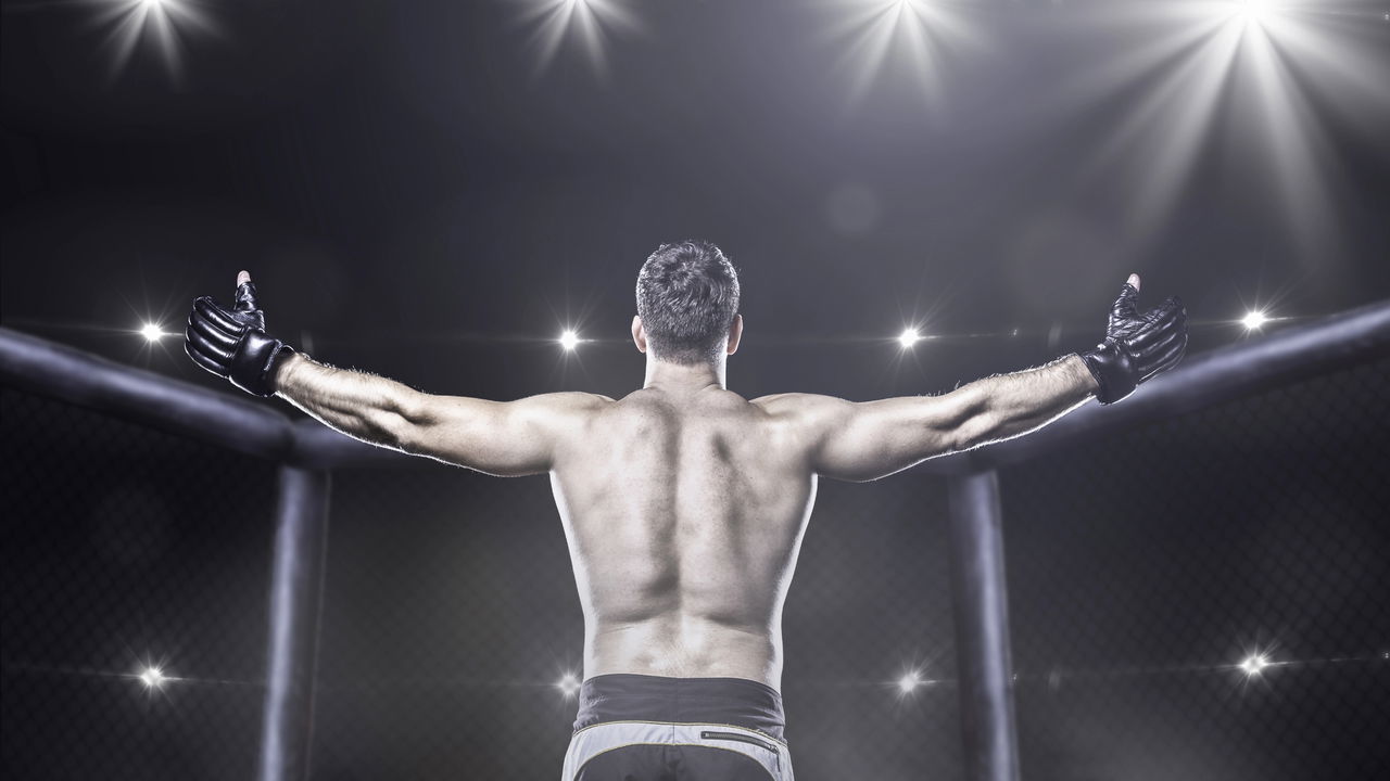 Lutador de MMA em ação no octógono