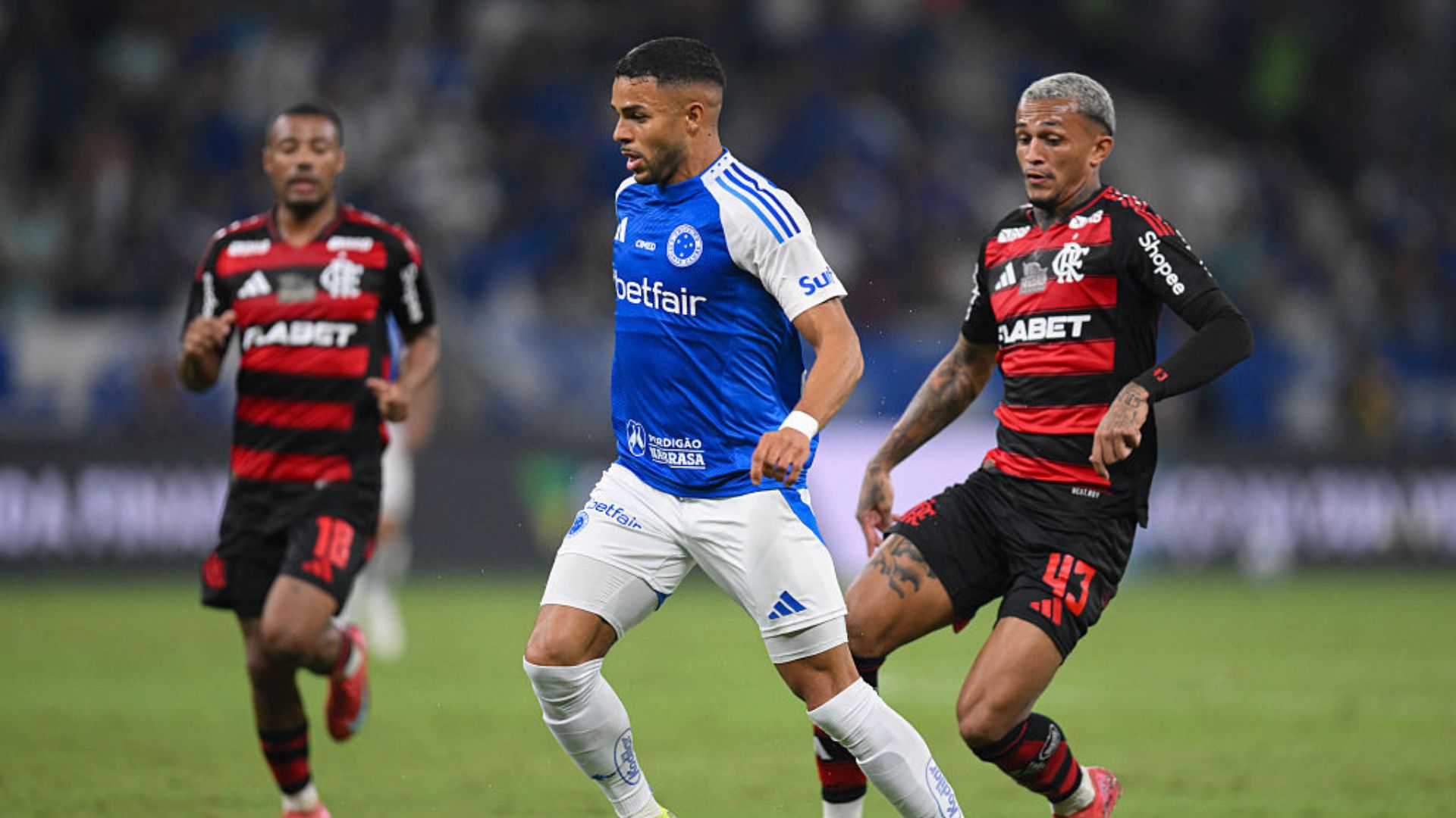 Momento de emoção no jogo entre Flamengo e Cruzeiro pelo Campeonato Brasileiro