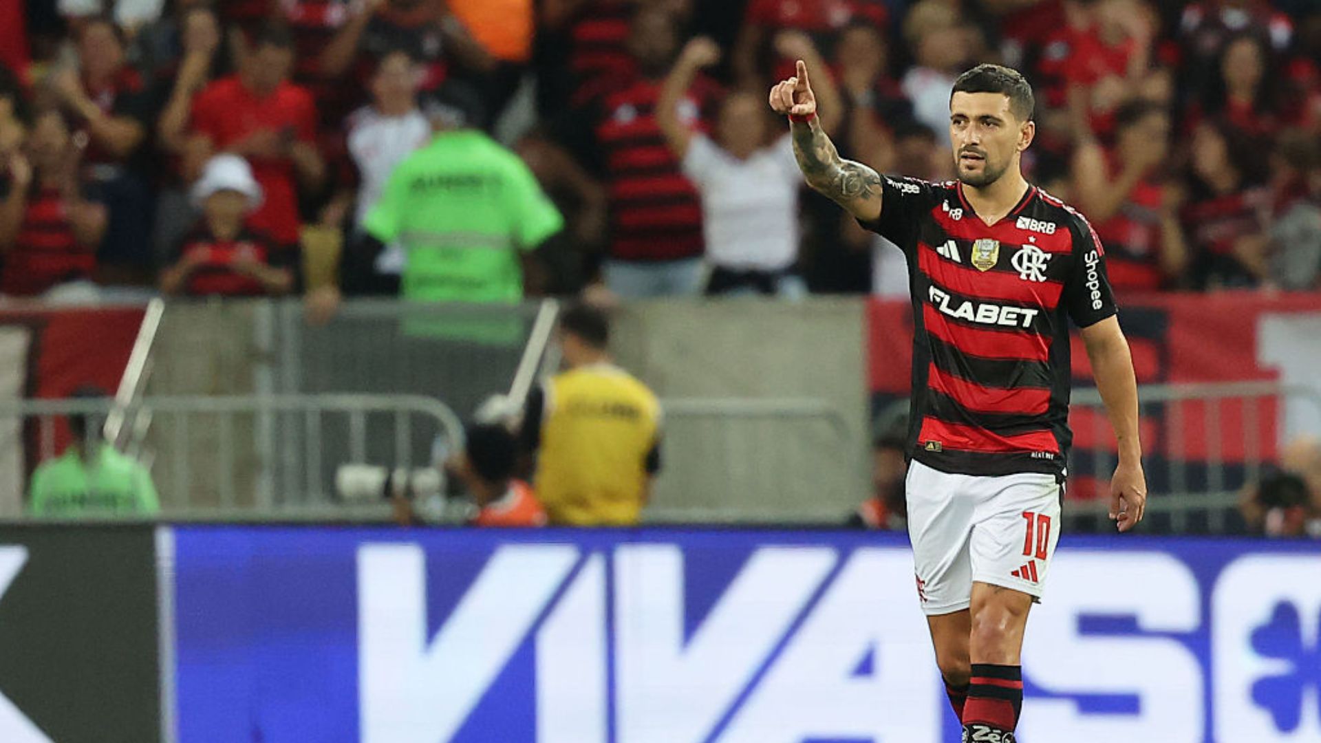 Flamengo comemora gol na partida contra o Fortaleza