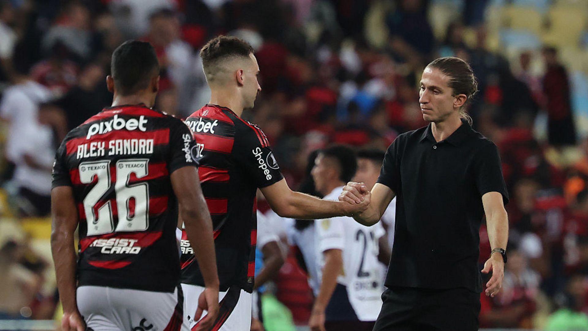 Torcida do Flamengo comemora vitória no Maracanã