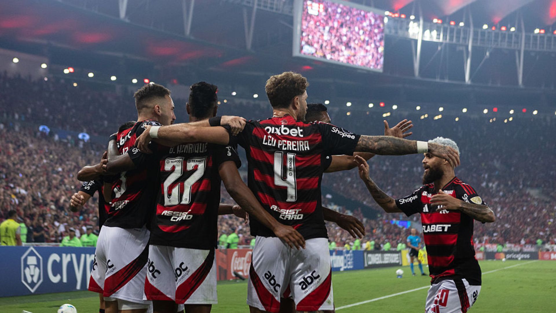 Jogadores do Flamengo comemoram gol na partida contra a LDU-EQU