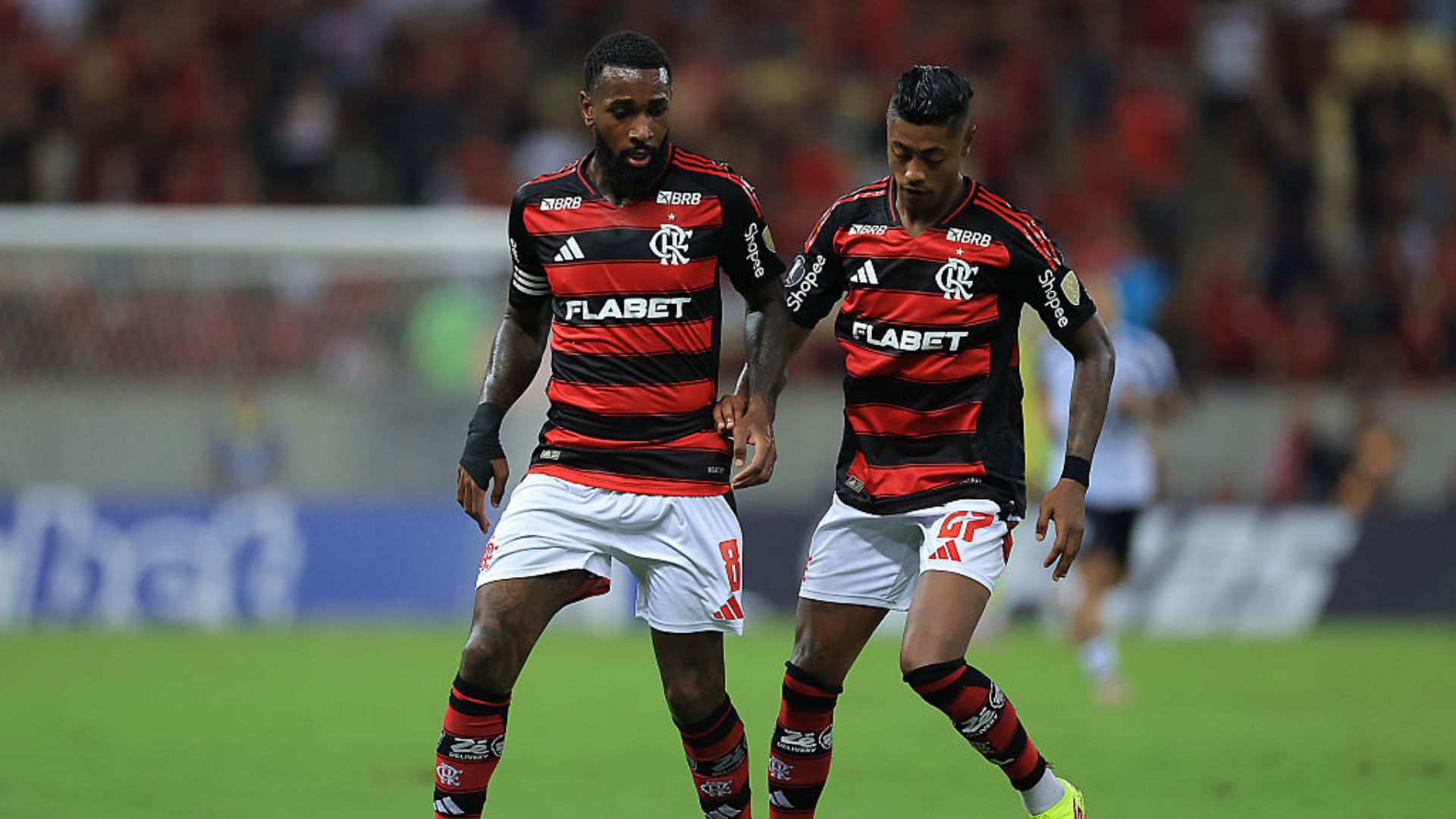 Joshua comemora seu gol em sua estreia pelo time profissional do Flamengo
