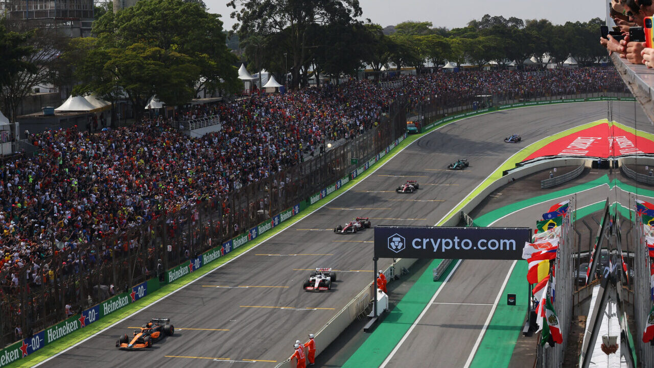 Circuito de Fórmula 1 durante uma corrida emocionante