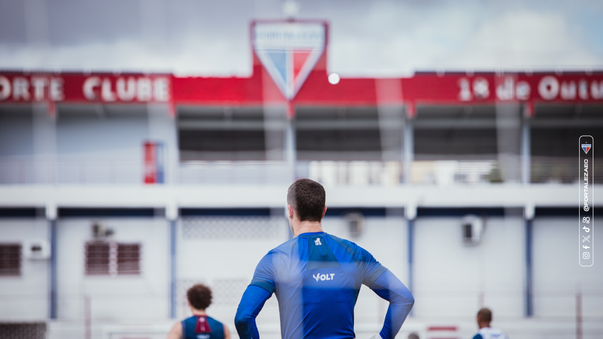 Jovens jogadores do Fortaleza explorando as instalações do Centro de Excelência Alcides Santos