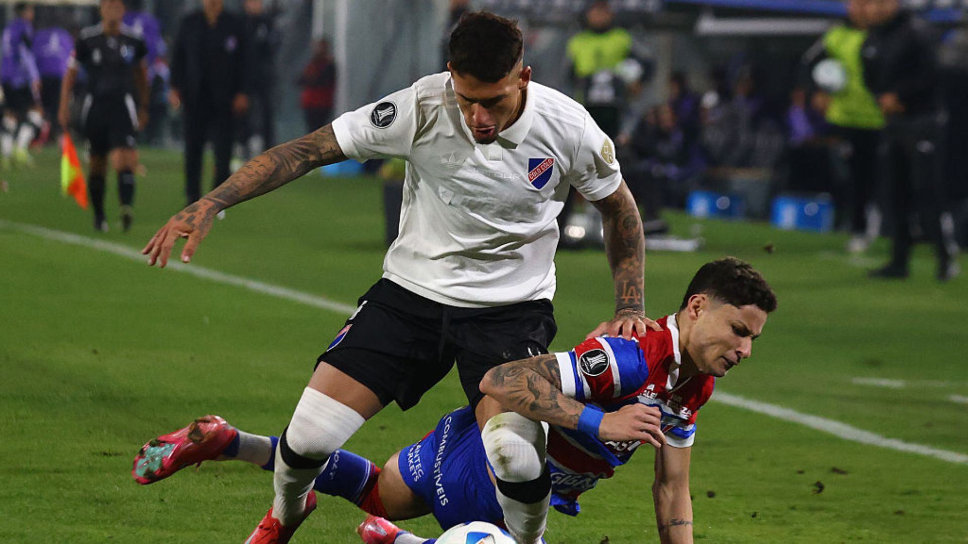 Torcida invade campo durante jogo entre Fortaleza e Colo Colo